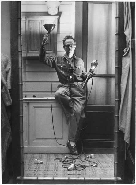 Willy Ronis, Autoportrait aux flashes, Paris, 1951, Ministère de la Culture / Médiathèque de l’architecture et du patrimoine /Dist RMN-GP © Donation Willy Ronis Willy Ronis, Autoportrait aux flashes, Paris, 1951