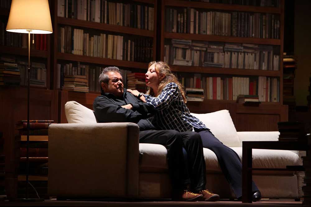 anche lo spettacolo Tempi Nuovi con Ennio Fantastichini e Iaia Forte nella stagione 2018/19 del Teatro Manzoni di Milano - Photo © Fabio Lovino Tempi Nuovi con Ennio Fantastichini e Iaia Forte nella stagione 2018/19 del Teatro Manzoni di Milano - Photo by Fabio Lovino