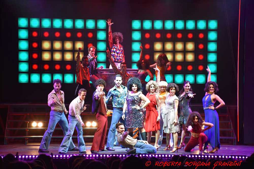 una scena del musical La Febbre del Sabato Sera - Foto: Roberta Morgana Grandini musical La Febbre del Sabato Sera - Foto: Roberta Morgana Grandini