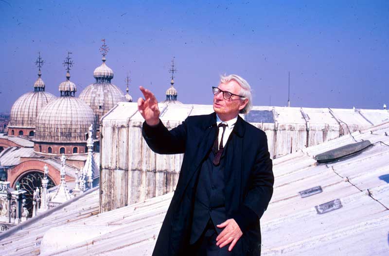 Louis Kahn sul tetto di palazzo Ducale, Venezia, febbraio 1972 Credit: © Archivio UIA Venez Louis Kahn sul tetto di palazzo Ducale, Venezia, febbraio 1972 - Credit: Archivio UIA Venezia