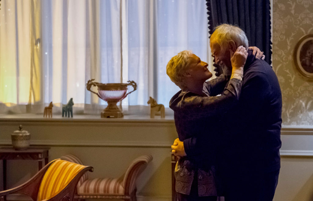Glenn Close e Jonathan Pryce in una scena del film The Wife - Photo courtesy of Videa Glenn Close e Jonathan Pryce in una scena del film The Wife - Photo courtesy of Videa