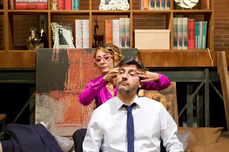 Emilio Solfrizzi e Paola Minaccioni nello spettacolo A testa in giù fino al 28 ottobre al Teatro Manzoni Emilio Solfrizzi e Paola Minaccioni nello spettacolo A testa in giù fino al 28 ottobre al Teatro Manzoni