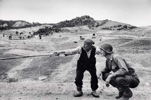 Contadino siciliano indica a un ufficiale americano la direzione presa dai tedeschi, nei pressi di Troina, Sicilia, 4-5 agosto 1943 © Robert Capa © International Center of Photography / Magnum Photos Contadino siciliano indica a un ufficiale americano la direzione presa dai tedeschi, nei pressi di Troina, Sicilia, 4-5 agosto 1943 © Robert Capa © International Center of Photography / Magnum Photos