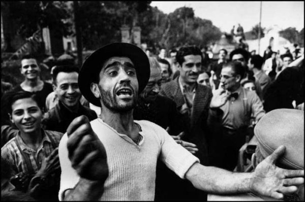 I civili accolgono le truppe americane. Monreale, Sicilia, Luglio 1943 © Robert Capa © International Center of Photography / Magnum Photos I civili accolgono le truppe americane. Monreale, Sicilia, Luglio 1943 © Robert Capa © International Center of Photography / Magnum Photos