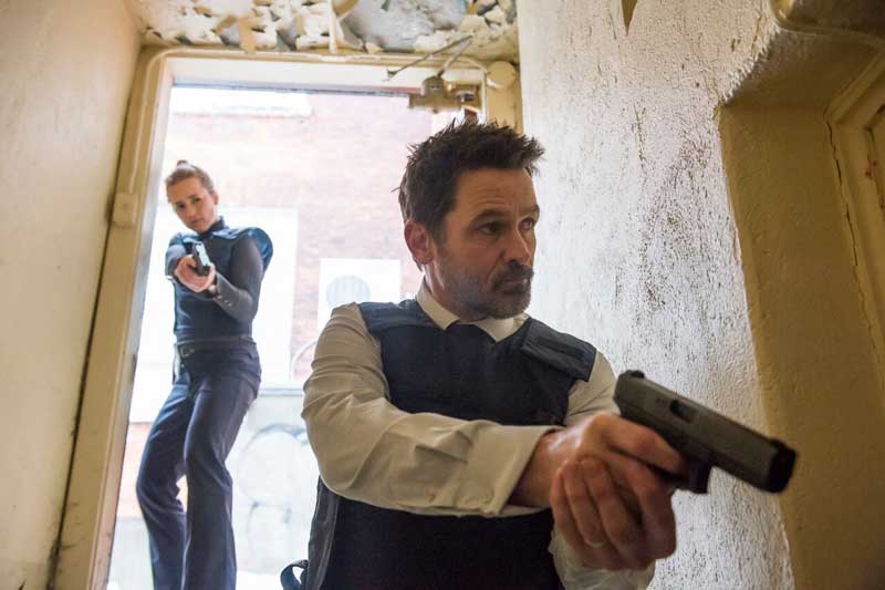 Karine Vanasse e Billy Campbell in una scena di Cardinal: quaranta modi per dire dolore - Photo: courtesy of LaF Karine Vanasse e Billy Campbell in una scena di Cardinal - Photo: courtesy of LaF