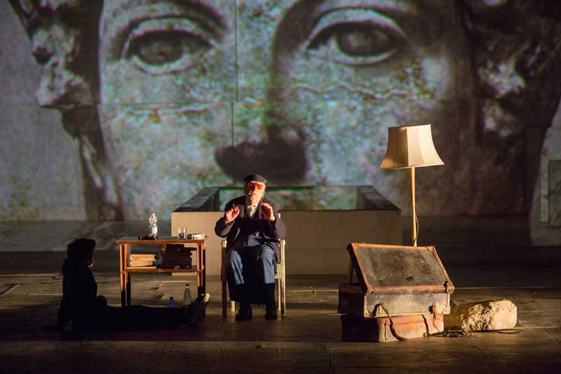 Andrea Camilleri in una scena nel teatro di Siracusa - Foto di Lia Pasqualino © Andrea Camilleri in una scena nel teatro di Siracusa - Foto di Lia Pasqualino ©