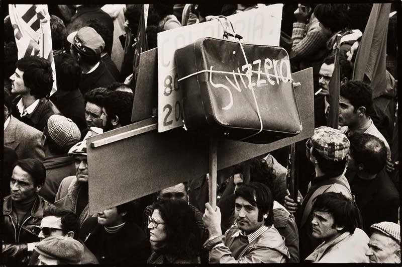 Mimmo Jodice, Napoli, Manifestazione a Piazza Garibaldi / Naples, Demonstration in Piazza Garibaldi, 1967 - Stampa ai sali d’argento / Gelatin silver print, 19,3 x 29 cm © Mimmo Jodice Napoli, Manifestazione a Piazza Garibaldi © Mimmo Jodice
