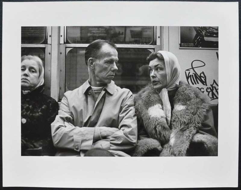 Helen Levitt, N.Y. (metropolitana), dalla serie “Metropolitana” / N.Y. (subway), from the series “Subway”, 1975, Stampa ai sali d’argento / gelatin silver print, 19,4 x 29,4 cm © Film Documents LLC, courtesy Galerie Thomas Zander, Cologne Helen Levitt N.Y. (metropolitana), dalla serie “Metropolitana”, 1975 © Film Documents LLC, courtesy Galerie Thomas Zander, Cologne