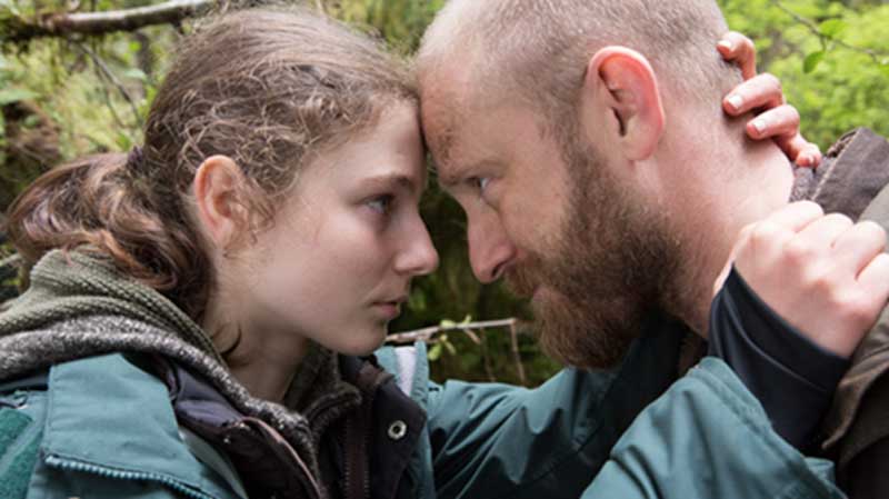 Thomasin McKenzie e Ben Foster in una scena del film Senza lasciare traccia - Photo: courtesy of Adler Entertainment una scena del film Senza lasciare traccia - Photo: courtesy of Adler Entertainment