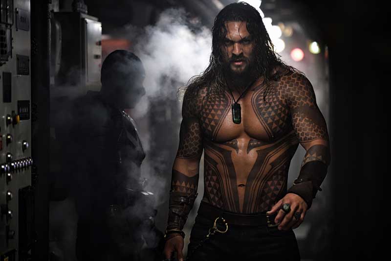 Jason Momoa è Aquaman nel film Aquaman. Copyright: © 2018 Warner Bros. Entertainment Inc. Photo Credit: Jasin Boland Jason Momoa è Aquaman nel film Aquaman. Copyright: © 2018 Warner Bros. Entertainment Inc. Photo Credit: Jasin Boland