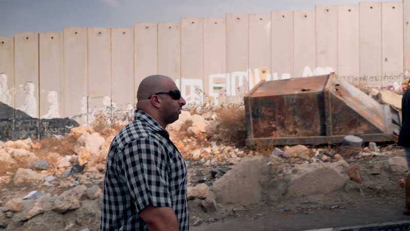 Walid "The Beast" davanti al muro fra Palestina e Israele - Photo courtesy of Nexo Digital L’uomo che rubò Bansky: Walid "The Beast" davanti al muro fra Palestina e Israele - Photo courtesy of Nexo Digital