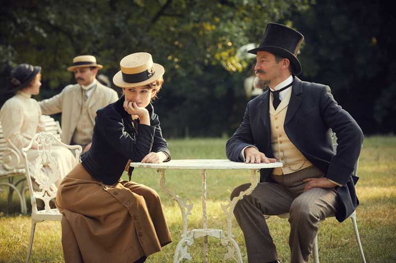 Keira Knightley e Dominic West in una scena del film Colette - Photo: courtesy of Vision Distribution Keira Knightley e Dominic West in una scena del film Colette - Photo: courtesy of Vision Distribution