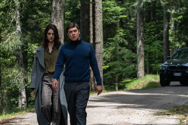 Miriam Leone e Riccardo Scamarcio in una scena del film - Foto di Andrea Pirrello Miriam Leone e Riccardo Scamarcio in una scena del film Il Testimone Invisibile - Foto di Andrea Pirrello