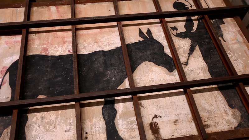 Il murales Donkey's Documents di Banksy - Photo courtesy of Nexo Digital L’uomo che rubò Bansky: Il murales Donkey's Documents di Banksy - Photo courtesy of Nexo Digital