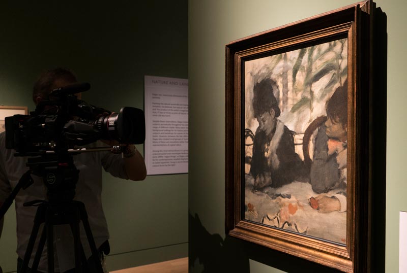sul set del film DEGAS Passione e Perfezione: Au Cafe, Edgar Degas, 1876 al Fitzwilliam Museum, Cambridge ® EXHIBITION ON SCREEN - David Bickerstaff Degas Passione e Perfezione: sul set al Fitzwilliam Museum, Cambridge (c) EOS - David-Bickerstaff