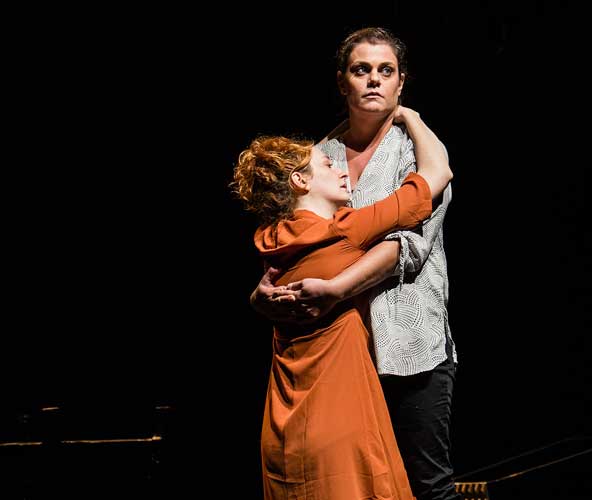 Valentina Picello e Chiara Stoppa nello spettacolo Aldilà di tutto al Teatro LaCucina Valentina Picello e Chiara Stoppa nello spettacolo Aldilà di tutto