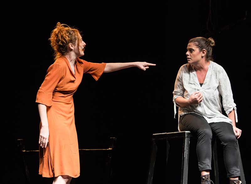 Valentina Picello e Chiara Stoppa nello spettacolo Aldilà di tutto al Teatro LaCucina Valentina Picello e Chiara Stoppa nello spettacolo Aldilà di tutto al Teatro LaCucina