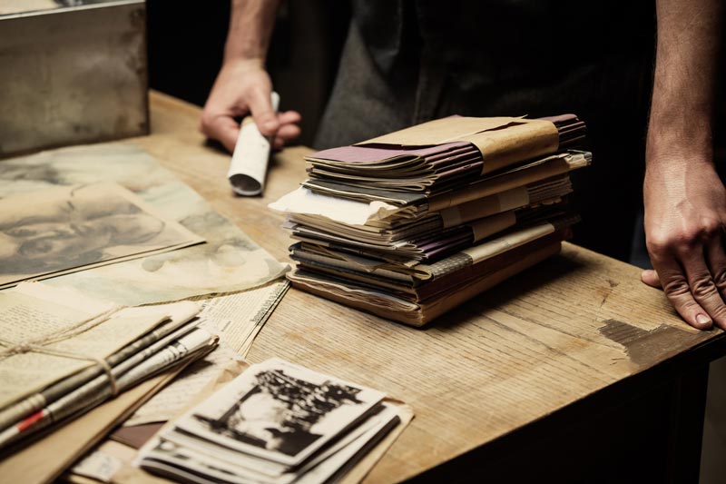 i diari prima di essere nascosti, una scena del film Chi scriverà la nostra Storia - Photo: Anna Wloch film Chi scriverà la nostra Storia - Photo: Anna Wloch