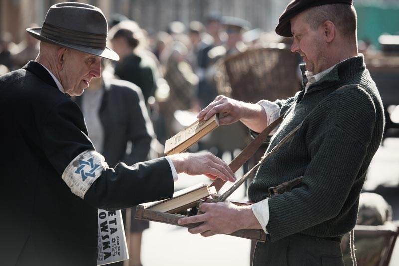 Al mercato nel ghetto di Varsavia, una scena del film Chi scriverà la nostra Storia - Photo: Anna Wloch film Chi scriverà la nostra Storia - Photo: Anna Wloch