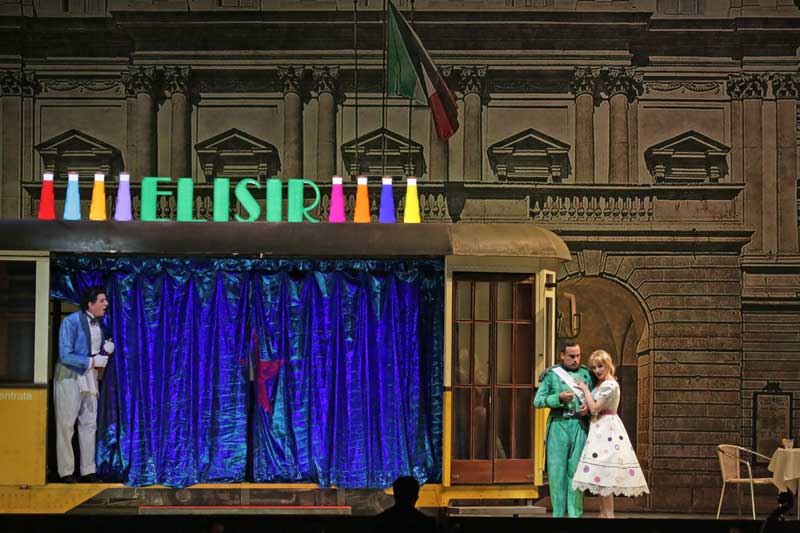 un momento dello spettacolo Elisir d’amore per i bambini - Photo credit: Brescia/Amisano – Teatro alla Scala un momento dello spettacolo Elisir d’amore per i bambini - Photo credit: Brescia/Amisano – Teatro alla Scala