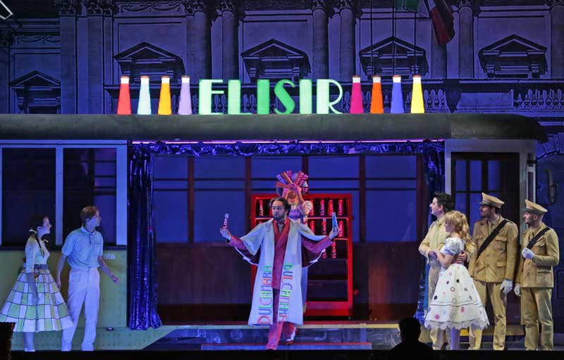 un momento dello spettacolo L'elisir d’amore per i bambini - Photo credit: Brescia/Amisano – Teatro alla Scala un momento dello spettacolo Elisir d’amore per i bambini - Photo credit: Brescia/Amisano – Teatro alla Scala