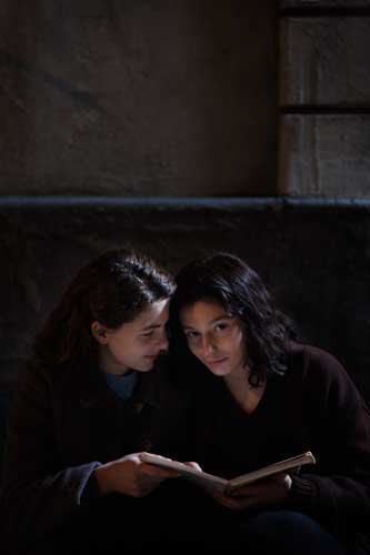 L’Amica Geniale, Margherita Mazzucco (Elena da ragazza) e Gaia Girace (Lila da ragazza) - Photo by Eduardo Castaldo L’Amica Geniale, Margherita Mazzucco (Elena da ragazza) e Gaia Girace (Lila da ragazza) - Photo by Eduardo Castaldo