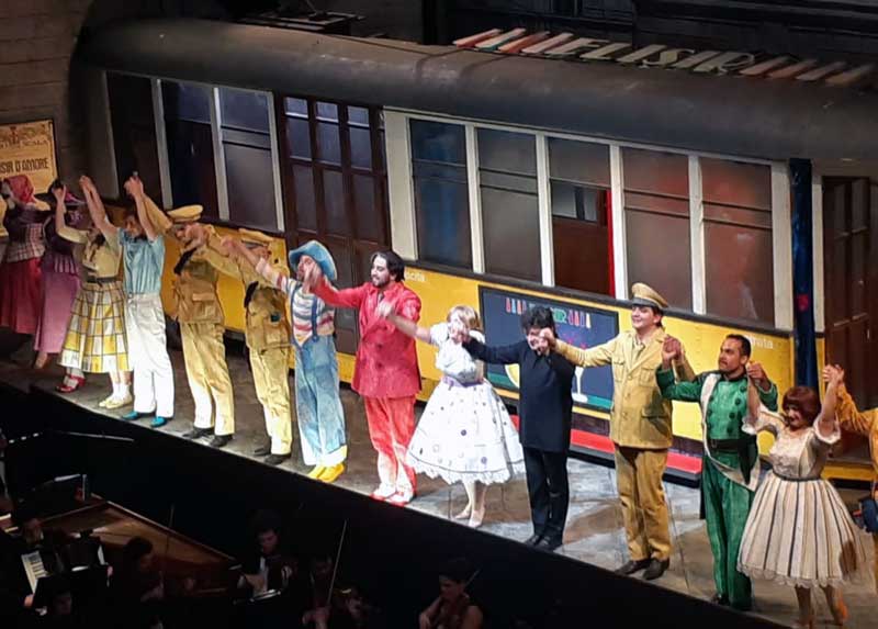 L’elisir d’amore per bambini: gli applausi finali L’elisir d’amore per bambini: gli applausi finali