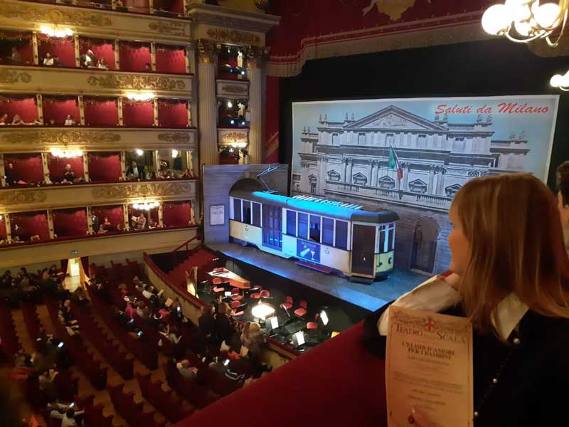 in attesa dello spettacolo L’elisir d’amore per bambini alla Scala in attesa dello spettacolo L’elisir d’amore per bambini alla Scala