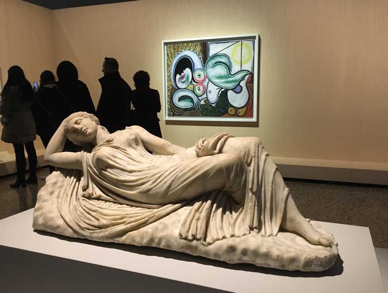 Una delle sale della mostra Picasso Metamorfosi – In primo piano: Anonimo, Arianna addormentata, (III sec d.C.); sullo sfondo: Pablo Picasso, Nudo disteso (4 aprile 1932) – Foto © MaSeDomani Una delle sale della mostra Picasso Metamorfosi – In primo piano: Anonimo, Arianna addormentata, (III sec d.C.); sullo sfondo: Pablo Picasso, Nudo disteso (4 aprile 1932) – Photo by MaSeDomani