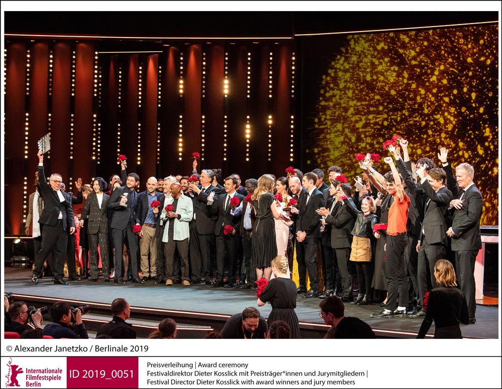 Berlinale 2019: il direttore Dieter Kosslick sul palco con i vincitori e i membri della giuria © Alexander Janetzko Berlinale 2019: il direttore Dieter Kosslick sul palco con i vincitori e i membri della giuria © Alexander Janetzko