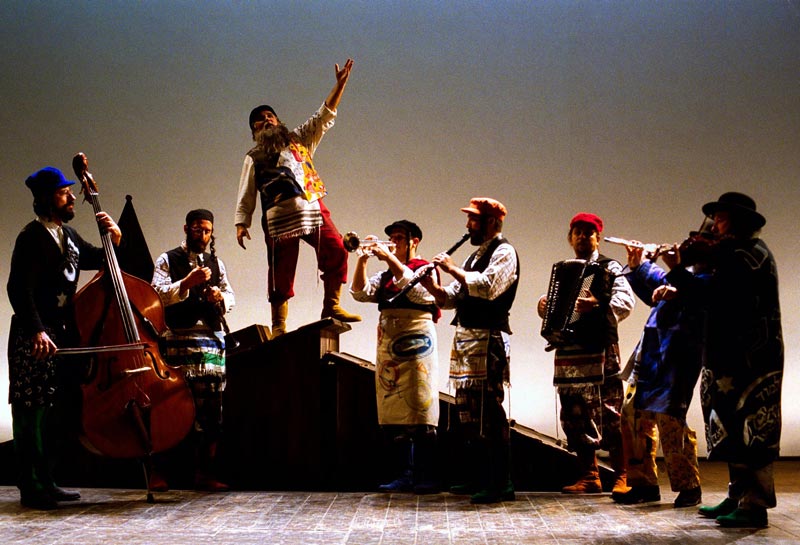 una scena dello spettacolo Il Violinista sul Tetto - Foto: Federico e Maurizio Buscarino Il Violinista sul Tetto - Foto: Federico e Maurizio Buscarino