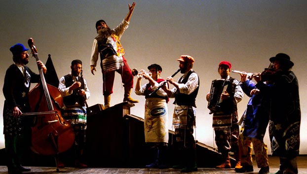 una scena dello spettacolo Il Violinista sul Tetto - Foto: Federico e Maurizio Buscarino