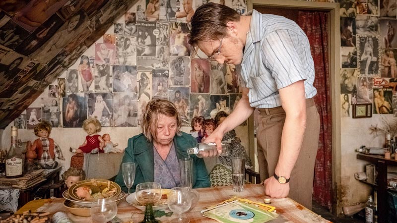 Margarethe Tiesel e Jonas Dassler in una scena del film The Golden Glove © Boris Laewen / 2018 bombero int./Warner Bros. Ent. Margarethe Tiesel e Jonas Dassler in una scena del film Der goldene Handschuh © Boris Laewen / 2018 bombero int./Warner Bros. Ent.
