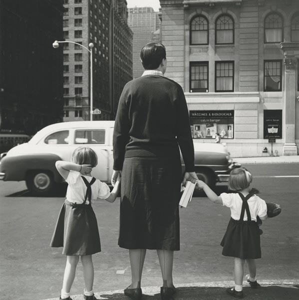 Vivian Maier, Untitled, 1954, New York 40x50 cm (16x20 inch.) Framed: 53,2x63,4 cm ©Estate of Vivian Maier, Courtesy of Maloof Collection and Howard Greenberg Gallery, NY Vivian Maier, Untitled, 1954, New York ©Estate of Vivian Maier, Courtesy of Maloof Collection and Howard Greenberg Gallery, NY