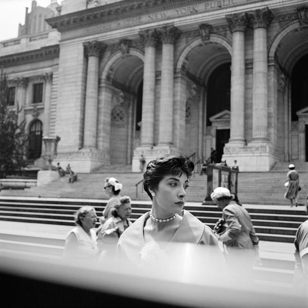 Vivian Maier, New York Public Library, New York, c. 1952 40x50 cm (16x20 inch.) Framed: 53,2x63,4 cm ©Estate of Vivian Maier, Courtesy of Maloof Collection and Howard Greenberg Gallery, NY Vivian Maier, New York Public Library, New York, c. 1952 40x50 cm (16x20 inch.) Framed: 53,2x63,4 cm ©Estate of Vivian Maier, Courtesy of Maloof Collection and Howard Greenberg Gallery, NY