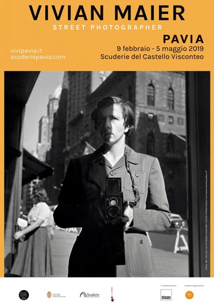 La locandina della mostra Vivian Maier Street Photographer al Castello di Pavia La locandina della mostra Vivian Maier Street Photographer al Castello di Pavia