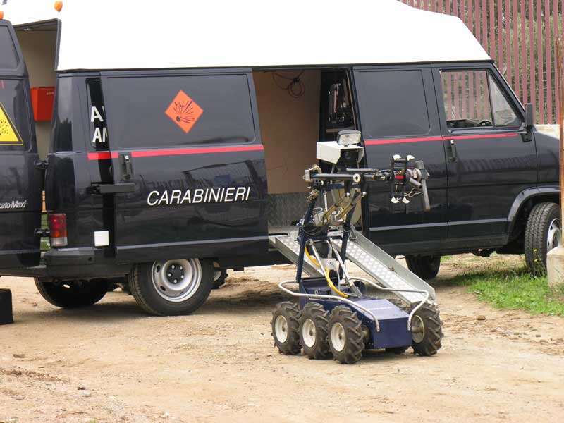 Sulla scena del crimine: il robot Defender - Foto Carabinieri Sulla scena del crimine: il robot Defender - Foto Carabinieri