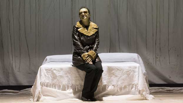 Arianna Scommegna in Qui Città di M al Teatro Ringhiera