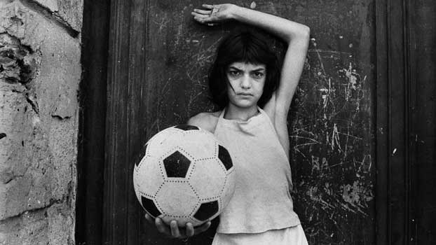 Letizia Battaglia, La bambina con il pallone, Quartiere La Cala, 1980, Palermo © Letizia Battaglia