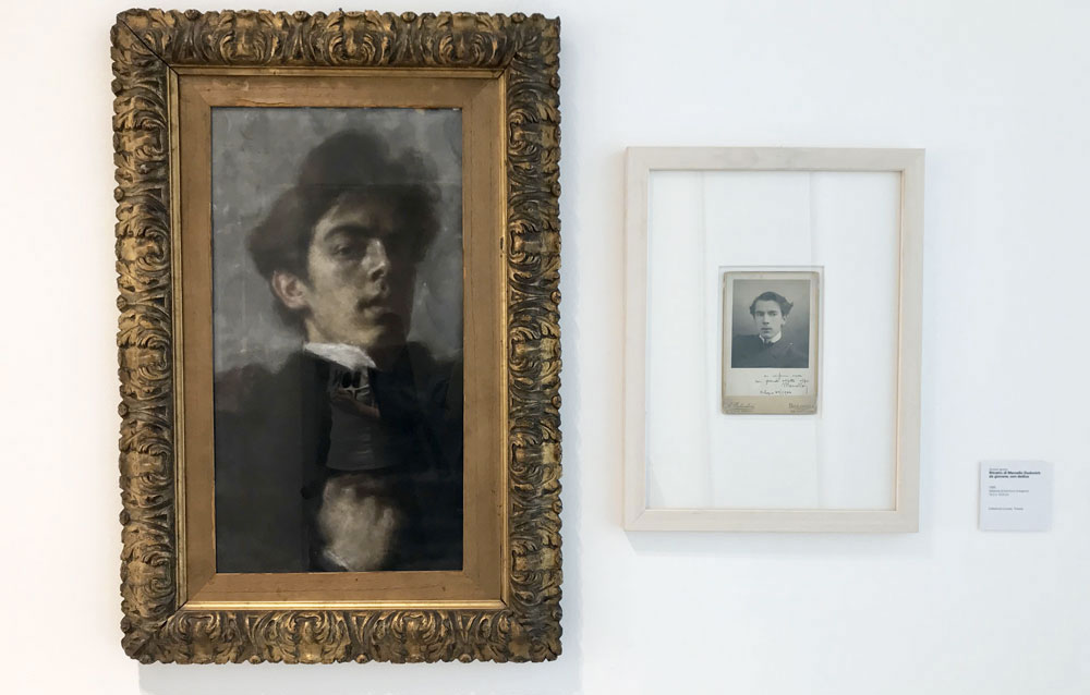 Marcello Dudovich, autoritratto, 1895 (a sinistra); Autore ignoto, ritratto di Dudovich da giovane con dedica (a destra) - Photo: MaSeDomani Marcello Dudovich, autoritratto, 1895 (a sinistra); Autore ignoto, ritratto di Dudovich da giovane con dedica (a destra) - Photo: MaSeDomani