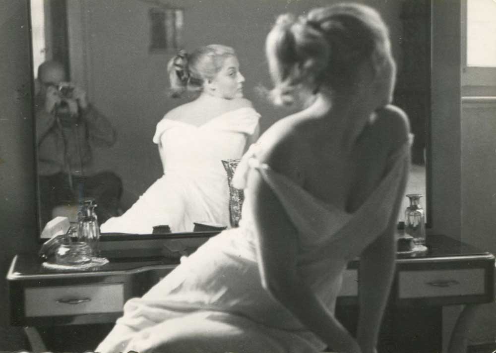 Marcello Dudovich, modella in posa riflessa nello specchio, fotografata da Dudovich, c. 1950 - Gelatina al bromuro d’argento, 7 x 10 cm, Collezione privata Salvatore Galati Marcello Dudovich, modella in posa riflessa nello specchio, fotografata da Dudovich, c. 1950