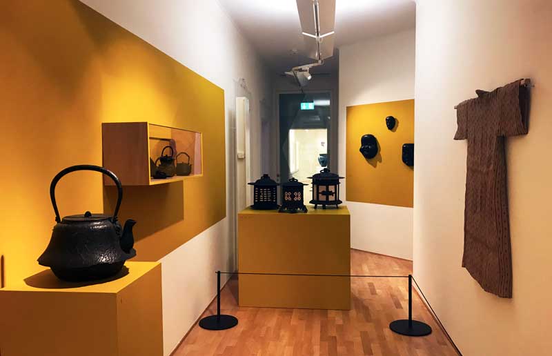 Giappone L'arte nel quotidiano, alcuni manufatti in mostra nella sala numero XVII del Museo Vincenzo Vela - Foto: MaSeDomani Giappone L’arte nel quotidiano, alcuni manufatti in mostra nella sala numero XVII del Museo Vincenzo Vela - Foto: MaSeDomani