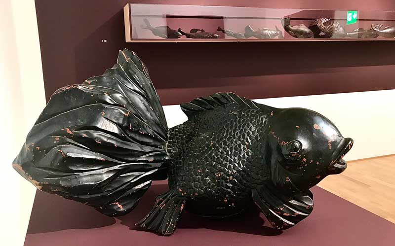 Giappone L'arte nel quotidiano, uno dei pesci rossi in mostra al Museo Vincenzo Vela - Foto: MaSeDomani Giappone L’arte nel quotidiano, uno dei pesci rossi in mostra al Museo Vincenzo Vela - Photo: MaSeDomani