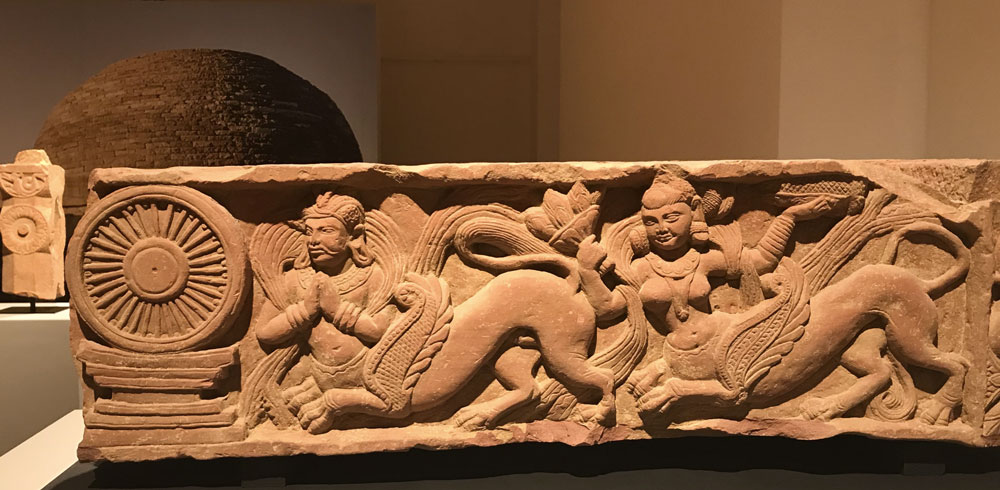 INDIA ANTICA, frammento di architrave di un portale, Mathura, fine I° inizio II° secolo d.C., arenaria rossa - Photo: MaSeDomani INDIA ANTICA, frammento di architrave di un portale, Mathura, fine I° inizio II° secolo d.C., arenaria rossa - Photo: MaSeDomani
