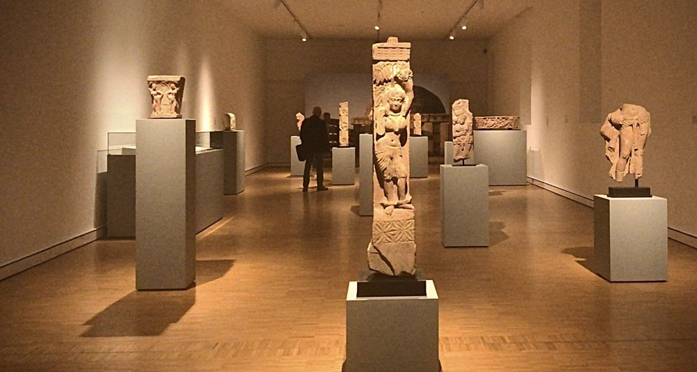 La prima sala della mostra INDIA ANTICA al Museo d'arte Mendrisio. In centro, pilastro di una balaustra con una salabhanjika, Mathura, I° secolo d.C., arenaria rossa - Photo: MaSeDomani La prima sala della mostra INDIA ANTICA al Museo d'arte Mendrisio. In centro, pilastro di una balaustra con una salabhanjika, Mathura, I° secolo d.C., arenaria rossa - Photo: MaSeDomani