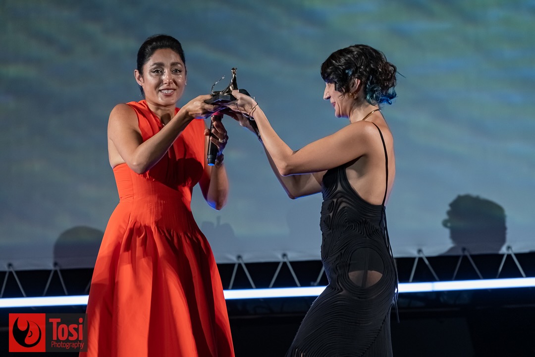 L'attrice Golshifteh Farahani riceve l'Excellence Award Davide Campari in Piazza Grande dall'amica e collega Zar Amir © Tosi Photography.
