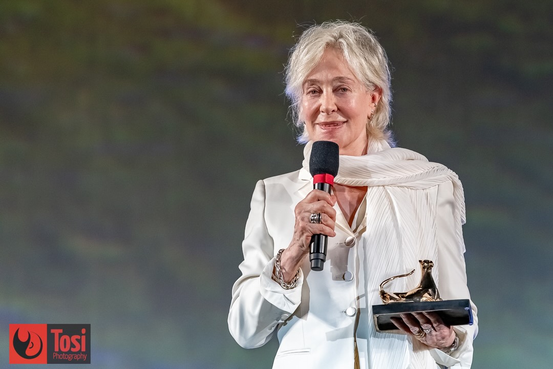 Milena Canonero riceve il Vision Award al Locarno Film Festival 2025 © Tosi Photography.