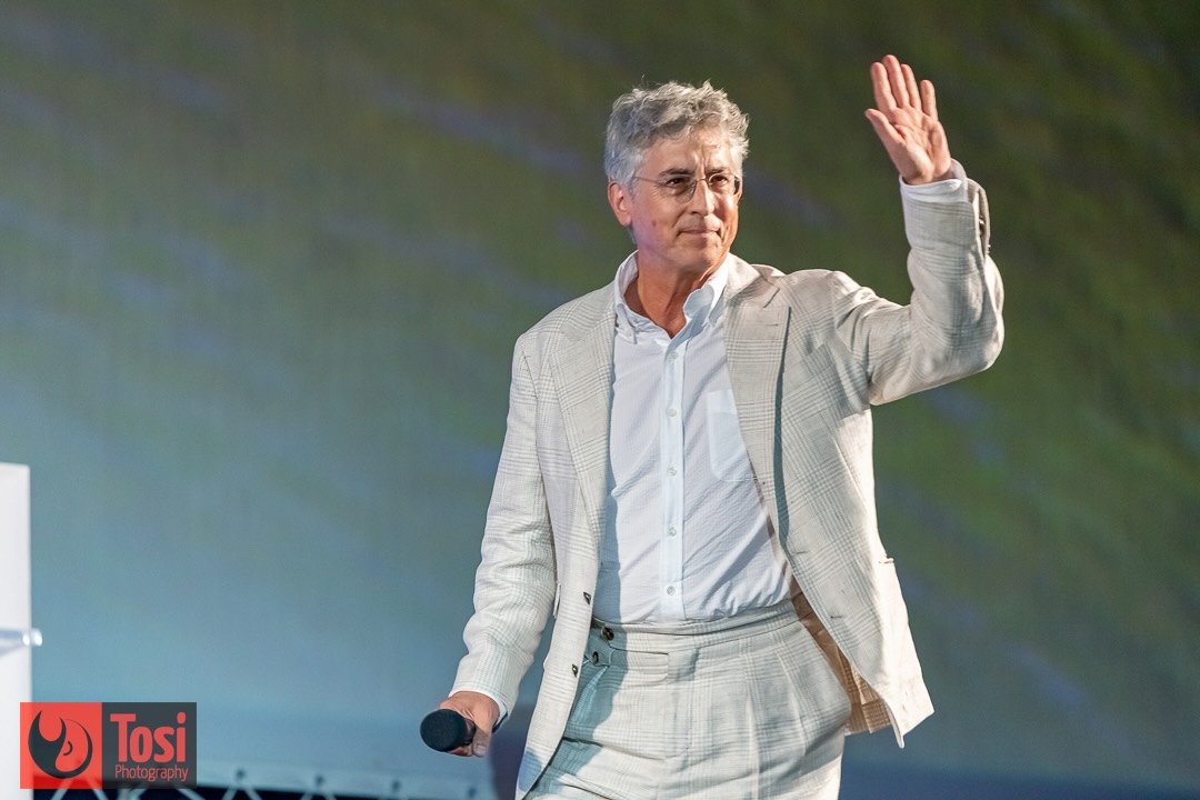 Il regista Alexander Payne in Piazza Grande per il Pardo d'Onore © Tosi Photography.