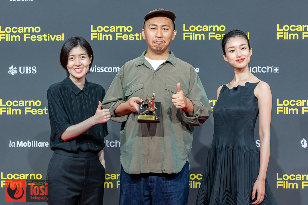 I vincitori del Pardo d'Oro Eun Kyung Shim, Sho Miyake and Yuumi Kawai sul red carpet del Locarno Film Festival 2025 © Tosi Photography.