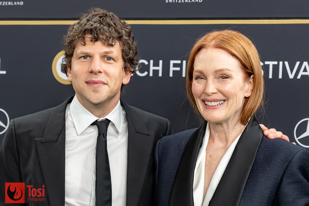 Jesse Eisenberg e Julianne Moore sul green carpet di Zurigo 2026 © Tosi Photography.